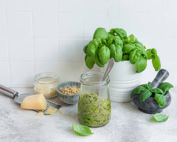 Taze pesto sosu. Yeşil fesleğen pesto. Pesto sosu için malzemeler - Taze fesleğen, çam fıstığı, zeytinyağı ve peynir - Fotoğraf, Görsel