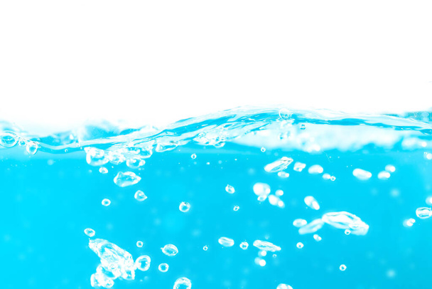 Вид на поверхность воды с помощью пузырьков и волн на изолированном фоне. - Фото, изображение