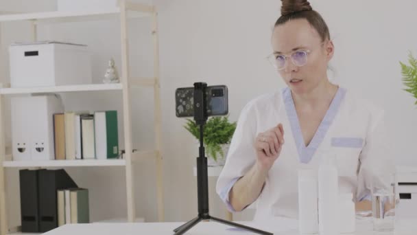 Female cosmetologist is giving online consultation.  - Felvétel, videó