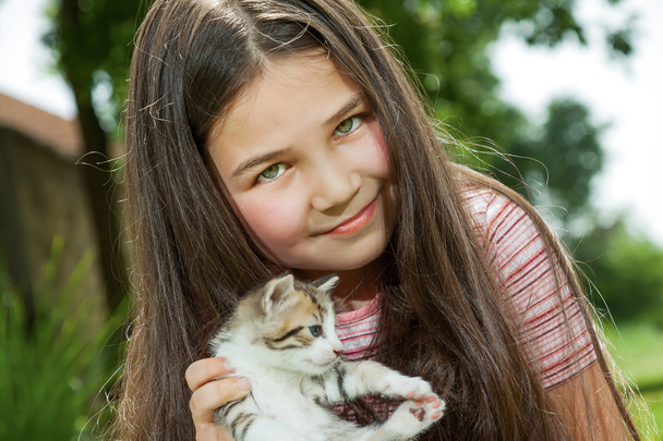 küçük bir kedi ile mutlu küçük kız - Fotoğraf, Görsel