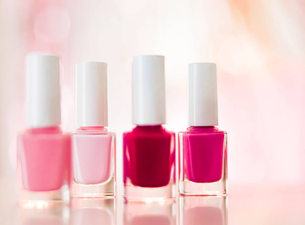 Odstíny růžové a červené lak na nehty set na půvabné pozadí, lak na nehty láhve pro manikúru a pedikúru, luxusní kosmetika a make-up značkové reklamy - Fotografie, Obrázek