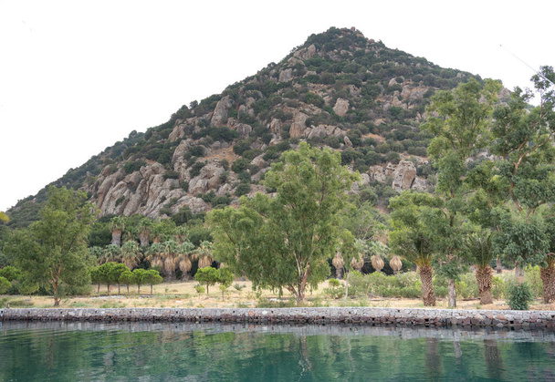 mountain by the sea in aspat bay, front view - Foto, afbeelding