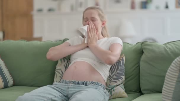Больная беременная молодая женщина кашляет и болеет гриппом - Кадры, видео