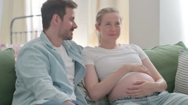 Μιλώντας έγκυος νεαρό ζευγάρι χαλαρώνοντας στο σπίτι, Συζητώντας το μέλλον - Πλάνα, βίντεο