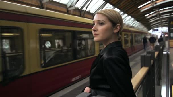 Frau blickt auf den abfahrenden Zug - Filmmaterial, Video