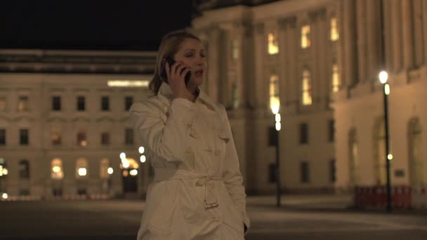 Kadın ceket cep telefonda konuşurken - Video, Çekim