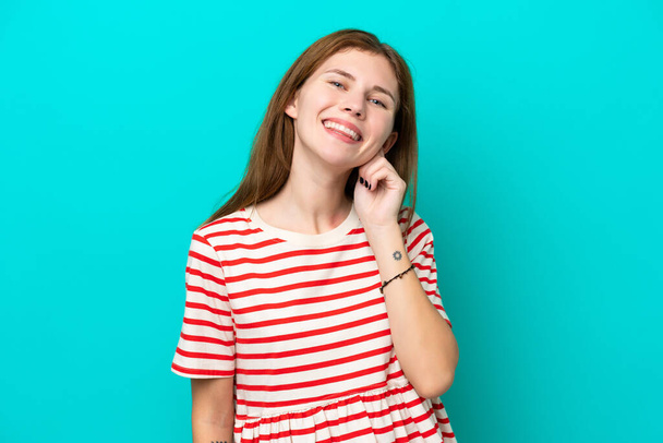 Nuori Englanti nainen eristetty sinisellä taustalla nauraa - Valokuva, kuva