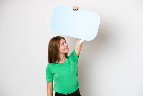 Fiatal angol nő elszigetelt fehér háttér kezében egy üres beszéd buborék - Fotó, kép