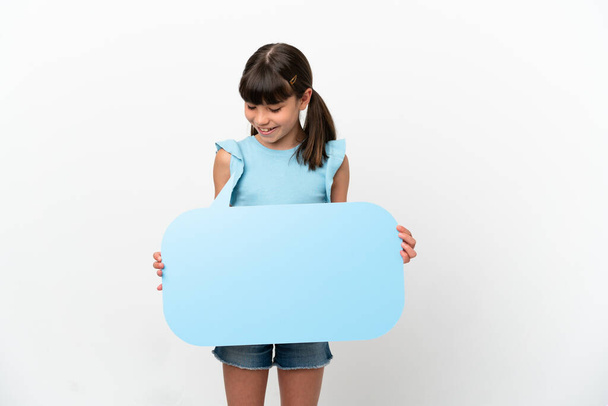 Kis fehér gyerek elszigetelt fehér háttér kezében egy üres beszéd buborék - Fotó, kép