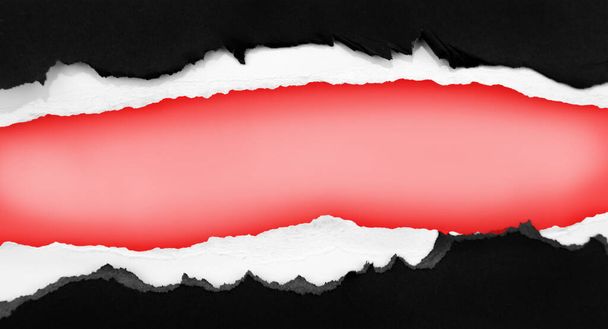 Τρύπα σχισμένη σε χαρτί σε κόκκινο φόντο - Φωτογραφία, εικόνα
