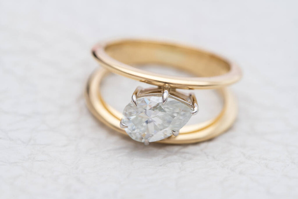 Gold Engagement Diamond Ring on White Leather Background - Zdjęcie, obraz