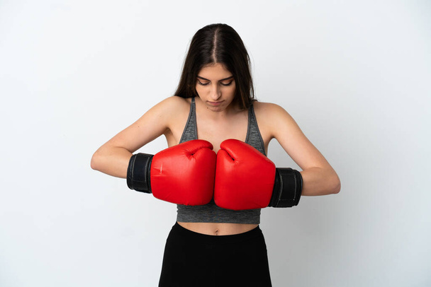 Junge kaukasische Frau isoliert auf weißem Hintergrund mit Boxhandschuhen - Foto, Bild