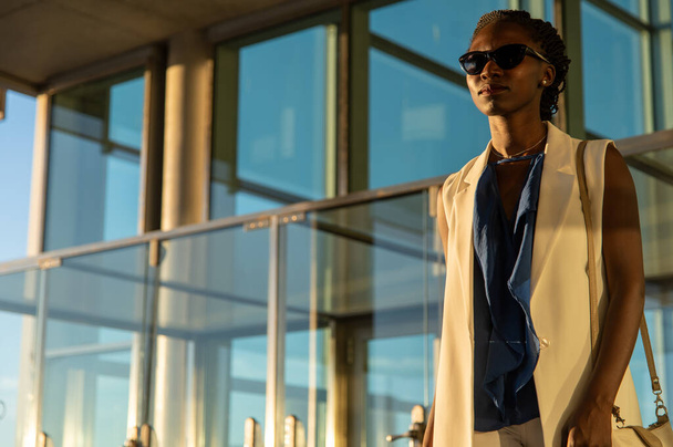 Mladá podnikatelka stojící na letišti - Fotografie, Obrázek