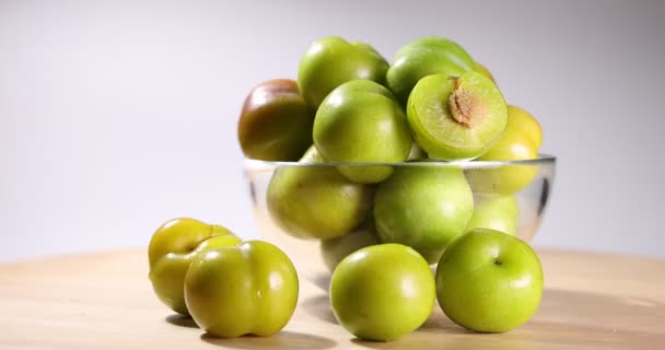 Маленькие зеленые свежие сочные сливовые фрукты  - Кадры, видео