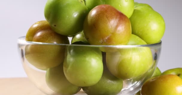 Маленькие зеленые свежие сочные сливовые фрукты  - Кадры, видео