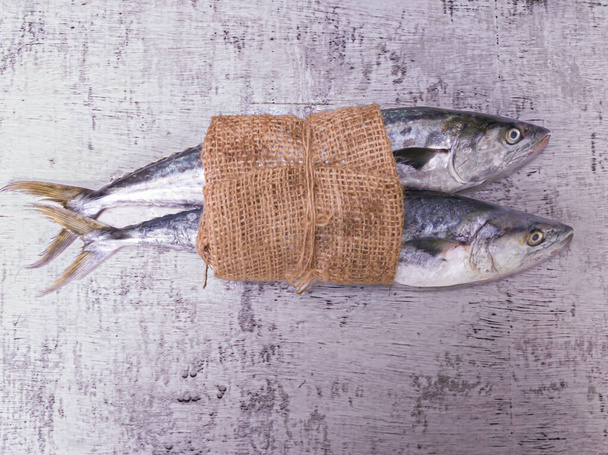 Selectieve Focus van Vers Ziener Vis, Koning Vis versierd met kruiden en groenten op een Zwart houten pad. - Foto, afbeelding