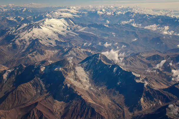 Andes Mountains (Cordillera de los Andes) näkymä lentokoneen ikkunasta, lähellä Santiago, Chile
. - Valokuva, kuva