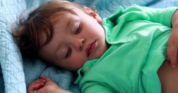 Baby sleeping peacefully. One year old child infant asleep in afternoon nap - Záběry, video