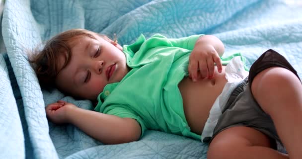 Baby sleeping peacefully. One year old child infant asleep in afternoon nap - Záběry, video
