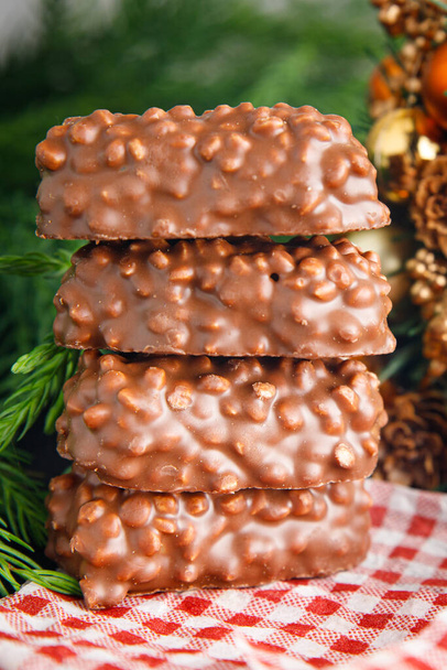 Рождественский десерт печенье шоколадное печенье орехи, сухофрукты Новый год сладкий десерт праздничная еда закуски на столе копировать пространство питания фон  - Фото, изображение