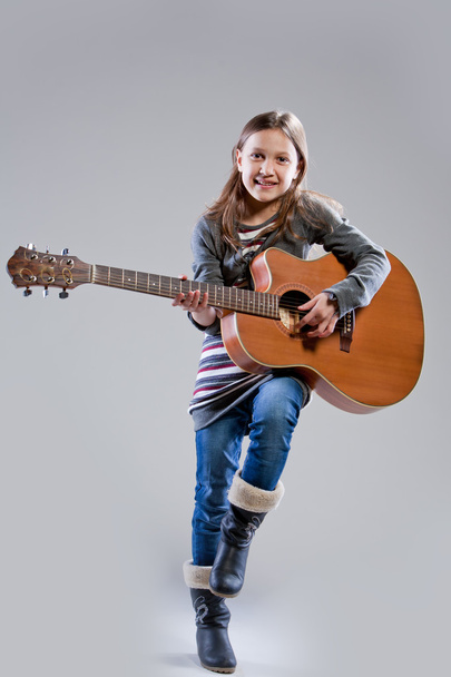 kleines Mädchen spielt Akustikgitarre - Foto, Bild