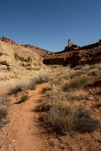Sand Trail Through A Wash On Syncline Loop Trail στο Εθνικό Πάρκο Canyonlands - Φωτογραφία, εικόνα