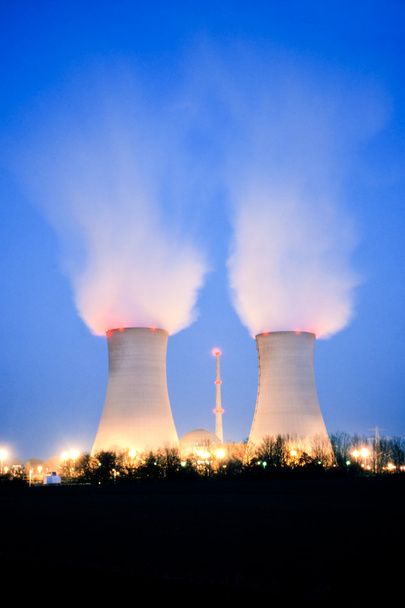 Kernkraftwerk in der Dämmerung - Foto, Bild