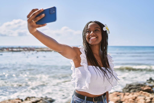 Young african american girl smiling happy make selfie by the smartphone at the beach. - Foto, Imagem