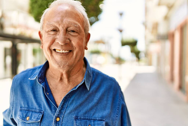 Старший чоловік з сірим волоссям стоїть щасливим на відкритому повітрі в сонячний день. Усміхнений щасливий у 70-х роках для виходу на пенсію
. - Фото, зображення