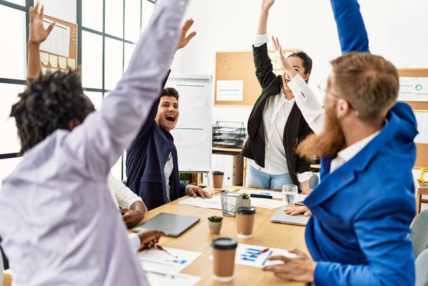 Grupo de empresários sorrindo feliz comemorando com as mãos juntas no escritório. - Foto, Imagem