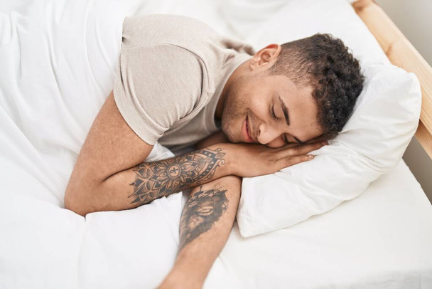 Afro-Amerikaanse man liggend op bed slapen in de slaapkamer - Foto, afbeelding