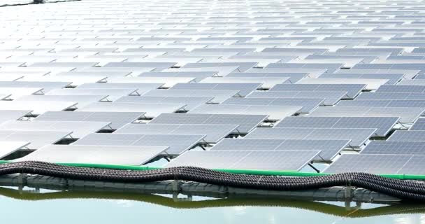 Τα ηλιακά πάνελ ή ηλιακά κύτταρα στη σημαδούρα επιπλέουν. Μονάδα παραγωγής ενέργειας με νερό, ανανεώσιμη πηγή ενέργειας. Οικολογική τεχνολογία για την ηλεκτρική ενέργεια στη βιομηχανία. Εναλλακτικές ανανεώσιμες πηγές ενέργειας. - Πλάνα, βίντεο