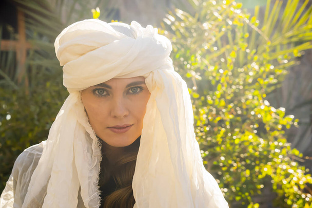 Um belo modelo usa um hijab no meio do deserto do Saara - Foto, Imagem