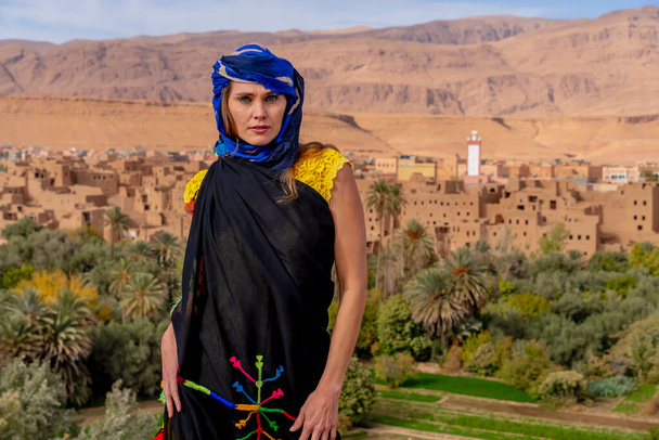 Un magnifique modèle pose en plein air au Maroc, en Afrique - Photo, image