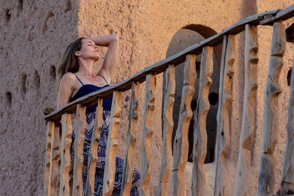 Um modelo lindo posa ao ar livre em Marrocos, África - Foto, Imagem