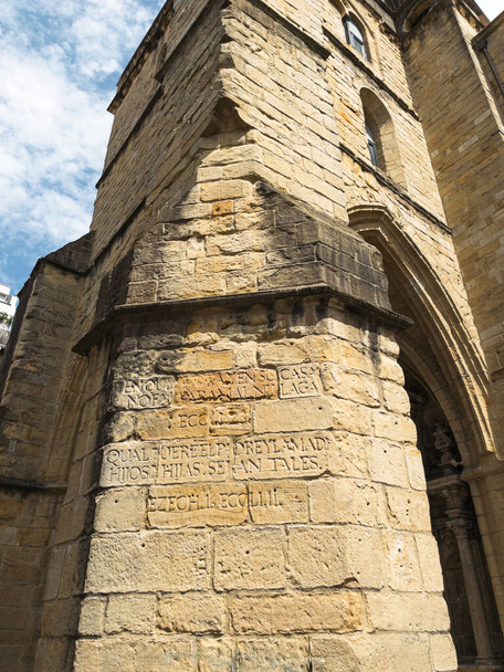 Портик церкви Сан-Висенте, старейшей в городе, был построен в 16 веке в баскском готическом стиле и расположен в старом городе Сан-Себастьян, Испания. - Фото, изображение