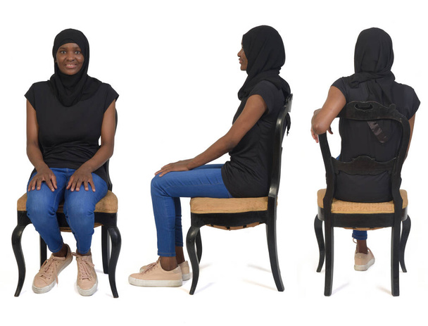 Вид сбоку на ту же женщину, сидящую на стуле спереди, сзади и сбоку на белом фоне - Фото, изображение
