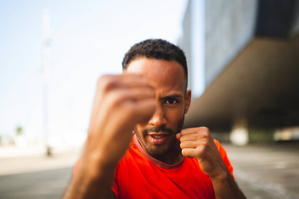 masculino boxer fazendo sombra boxe ao ar livre - Foto, Imagem