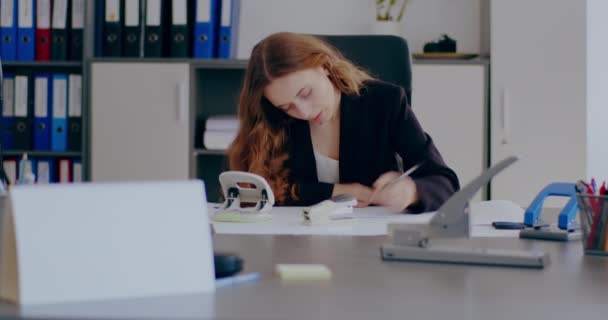 средний снимок Tensed Businesswoman Working on Laptop in Office. Стрессовая деловая женщина в офисе работает над проектом, пишет электронную почту. - Кадры, видео