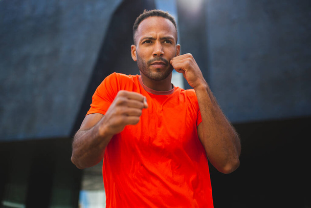 ボクシングを練習するアフリカ系アメリカ人スポーツマン - 写真・画像