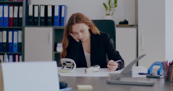 средний снимок Tensed Businesswoman Working on Laptop in Office. Стрессовая деловая женщина в офисе работает над проектом, пишет электронную почту. - Кадры, видео