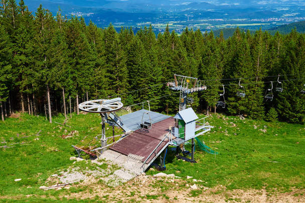 Beautiful mountains, covered with forest and open cable car line. Karpacz resort in Poland with lift road. Family outdoor recreation in mountains - Foto, Imagen