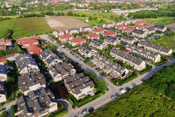 Вид с воздуха на пригородный район, Жилой район с домами и улицами в маленьком европейском городке - Фото, изображение