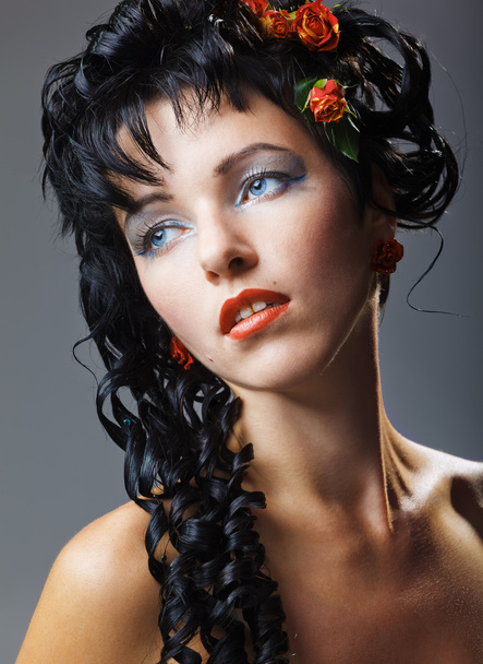 グラマー女性と現代の巻き毛のヘアスタイル明るいメイク - 写真・画像