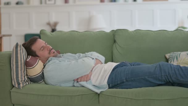 Расслабленный мужчина, мирно спящий в постели  - Кадры, видео