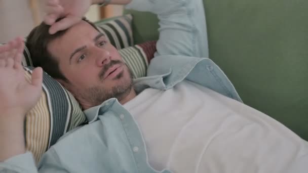 Casual Man έχοντας πονοκέφαλο, ενώ κοιμάται στο κρεβάτι - Πλάνα, βίντεο
