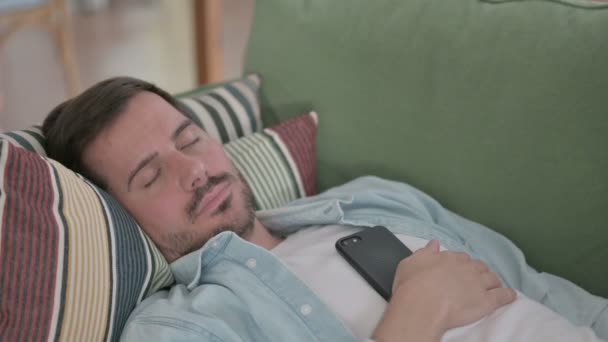 Χαλαρωμένο Casual Man Sleeping στο κρεβάτι ειρηνικά  - Πλάνα, βίντεο
