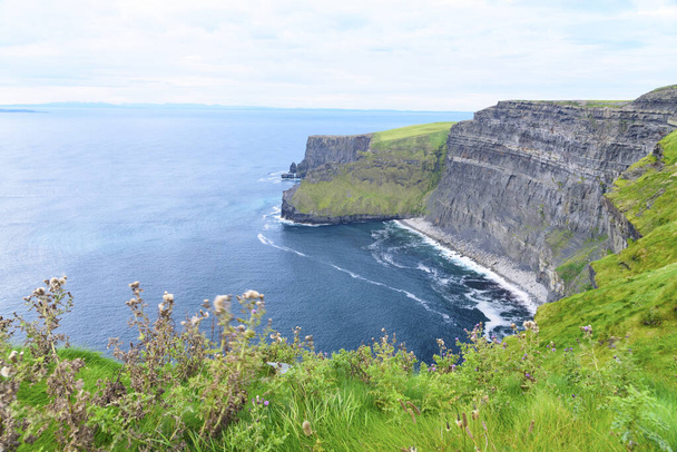 Republic of Ireland, Cliffs of Moher популярний туристичний маршрут - Фото, зображення