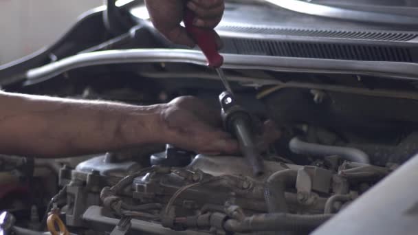 Car Fuel Injector Removal in the Repair Shop. - Filmati, video