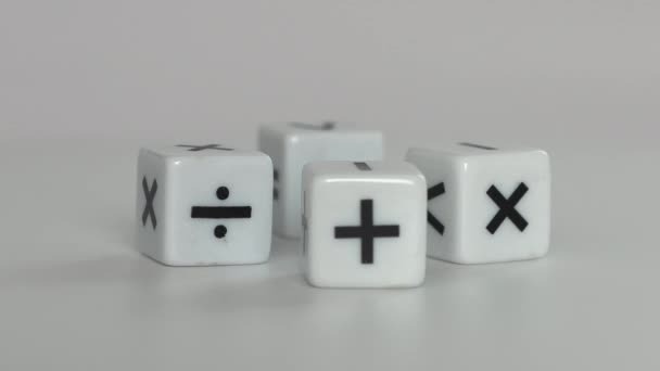 Τέσσερα λευκά ζάρια με μαθηματικά σύμβολα. Επιχειρηματική έννοια με μινιατούρα με μαθηματικά σύμβολα. - Πλάνα, βίντεο